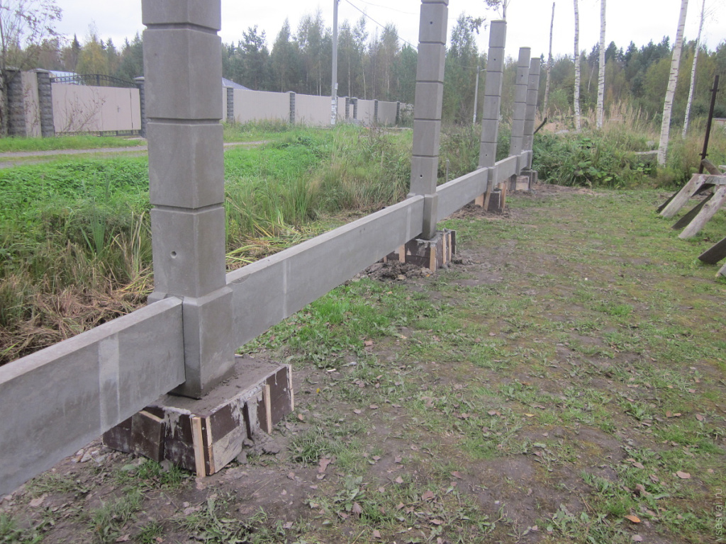 stolbchatyj-fundament-dlja-zabora.jpg